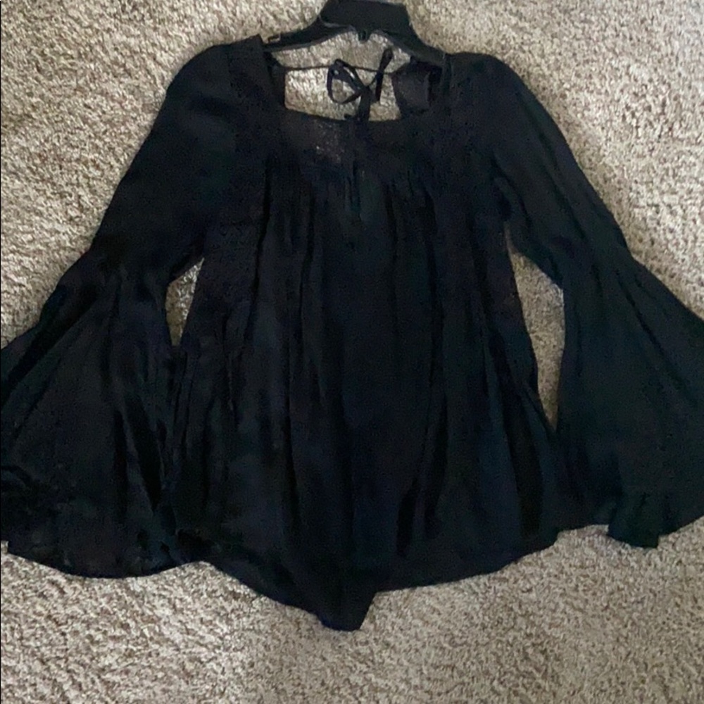 TOBI Bell Sleeved Blouse